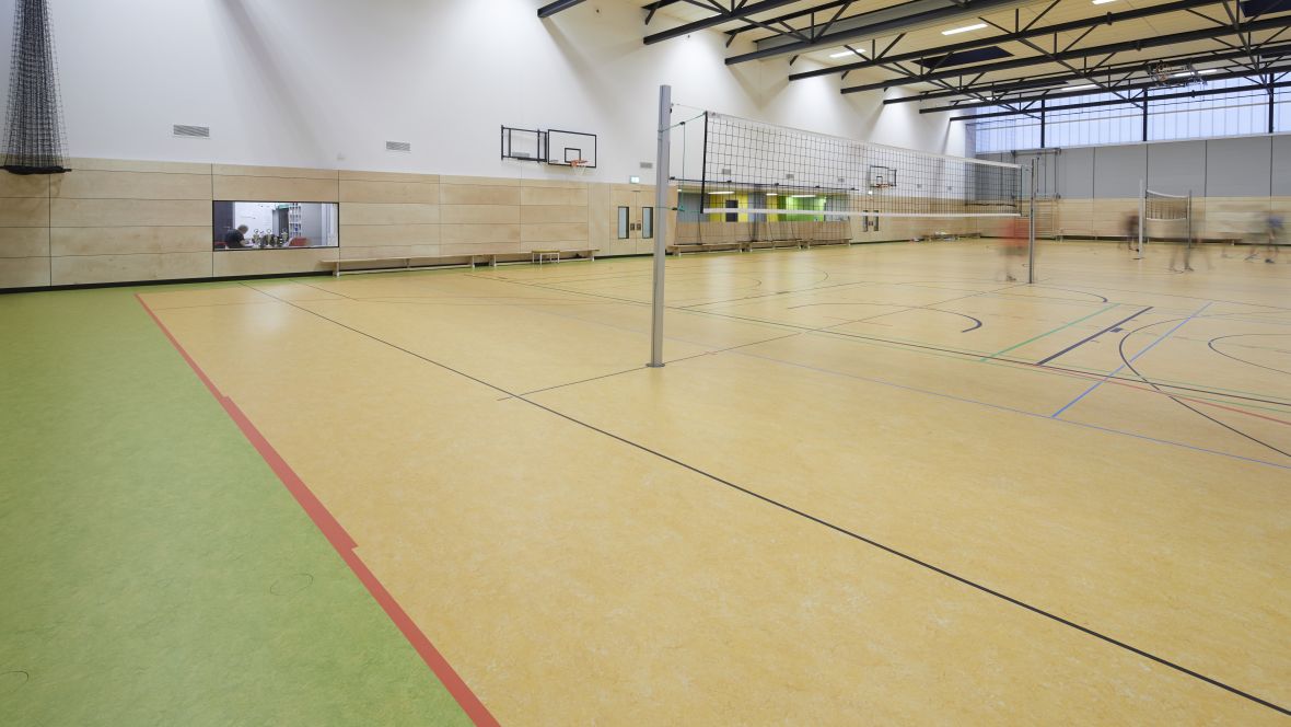 Sporthalle des Berufsschulzentrums Bautzen Badminton-Netz – Forbo Marmoleum Sport